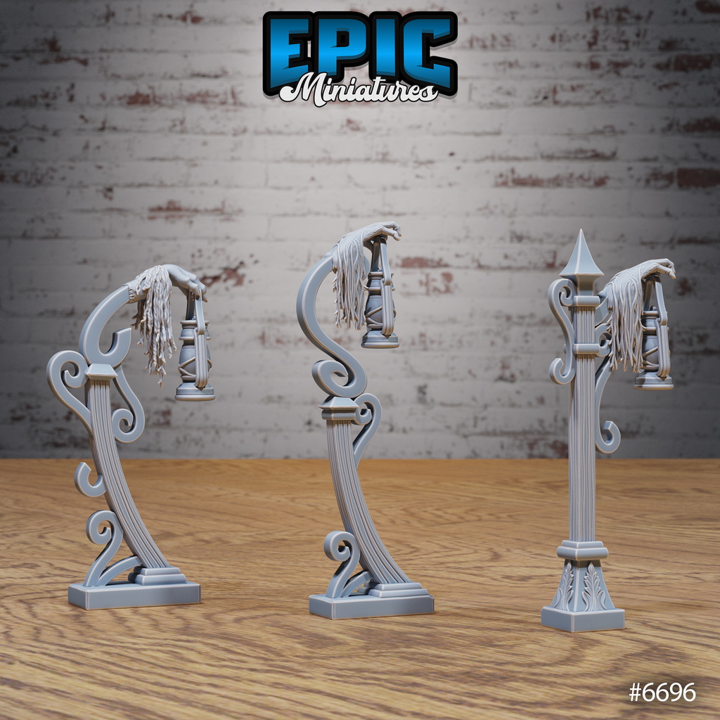 Vue arrière des trois lampadaires Lich Crypt Scatter, montrant leurs volutes, les mains portant les lanternes et les lambeaux suspendus