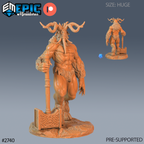 Baphomet Hammer, démon musclé aux grandes cornes recourbées, tenant un marteau vertical dont la tête ornée repose au sol, avec une petite vue arrière