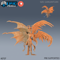 Fallen Angel, figurine d’ange déchu cornu aux quatre ailes déployées, mêlant plumes et membranes, vue de face avec une petite vue arrière