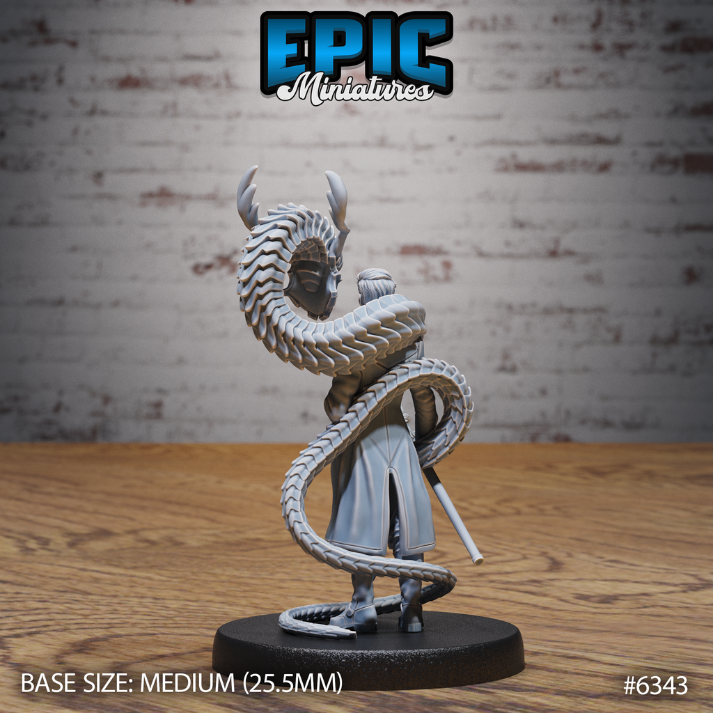 Vue arrière de la figurine JDR Blue Warlock, montrant le dragon serpentin enroulé autour du personnage et sa longue queue jusqu’au socle