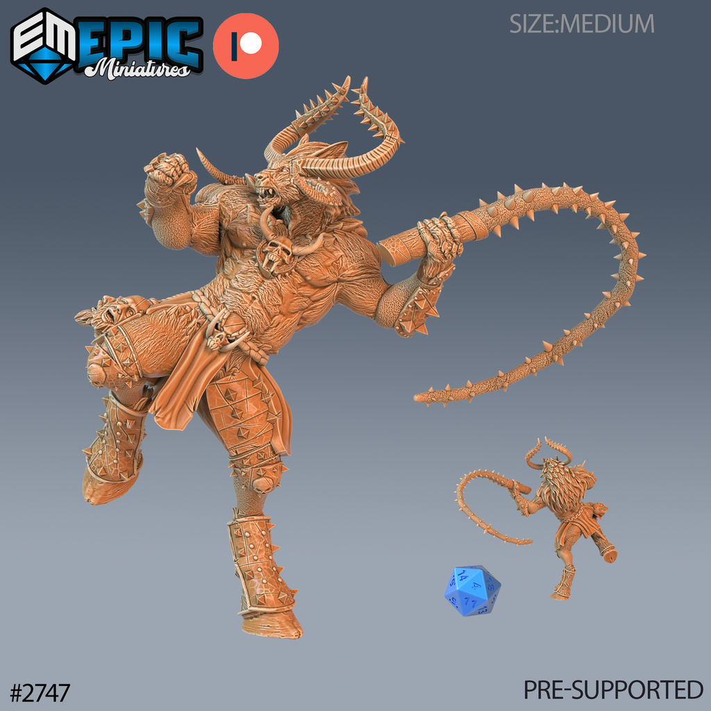 Demonic Minotaur Whip, minotaure cornu en armure à pointes, tenant un fouet courbé à pointes, l’autre poing levé et une jambe repliée, avec une petite vue arrière