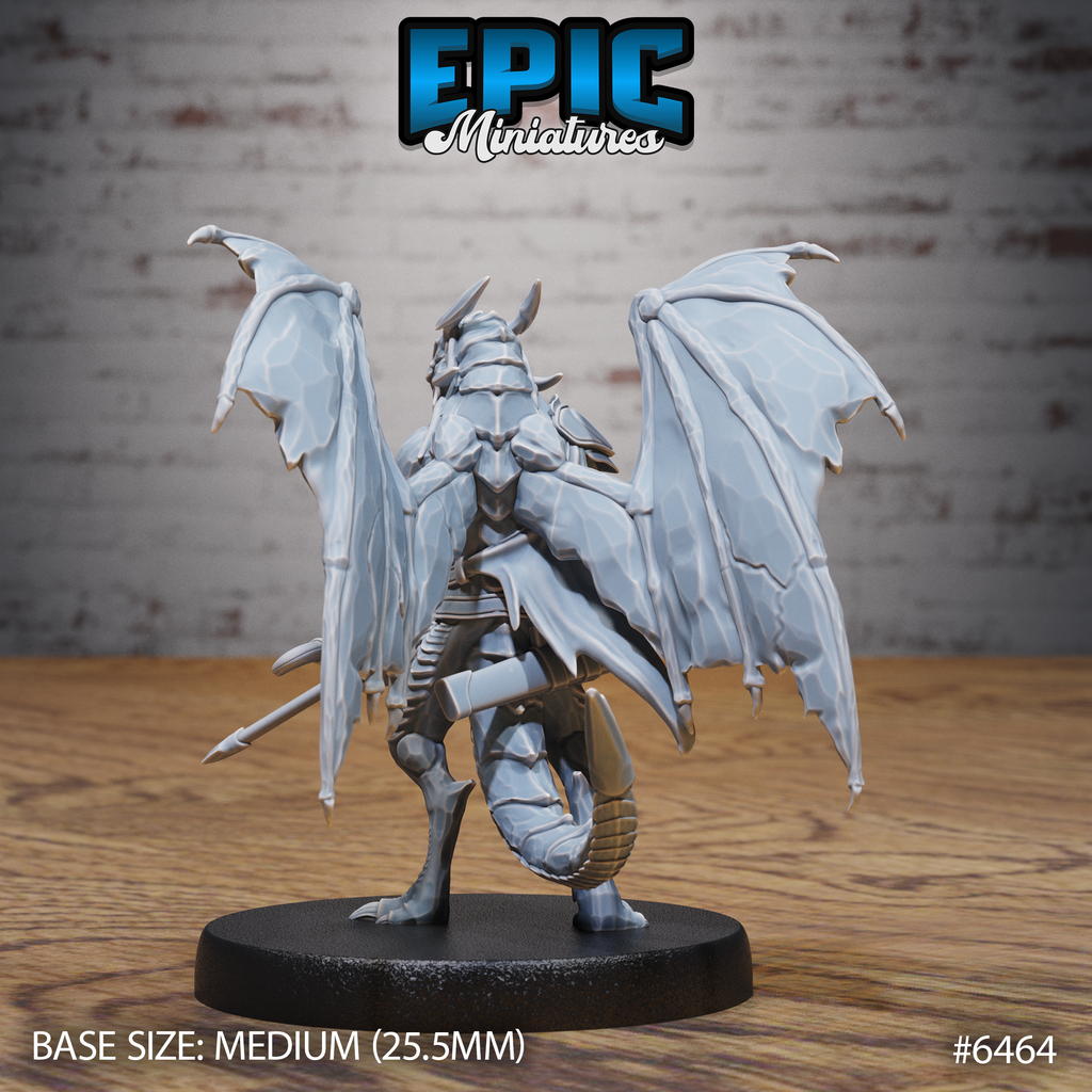 Vue arrière de Draconic Demon Sapphire, montrant ses ailes membraneuses aux bords découpés, son dos cuirassé et sa queue recourbée
