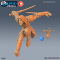 Figurine JDR Elf Rogue – Player Character, roublard elfe encapuchonné au visage masqué, une lame dans chaque main, avec une petite vue arrière.