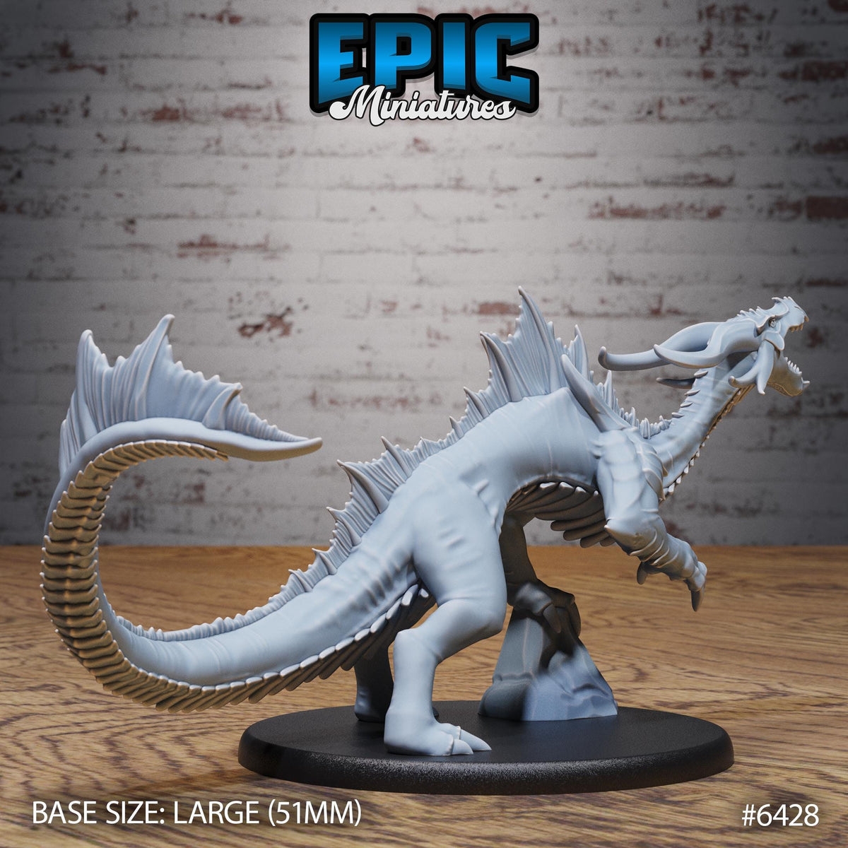 Vue arrière du Emerald Guard Drake Roar, montrant sa crête dorsale pointue, sa longue queue recourbée et son appui sur un rocher