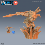 Figurine JDR Goblin Scout, éclaireur gobelin tenant une lance au-dessus de hautes herbes, avec une petite vue arrière.