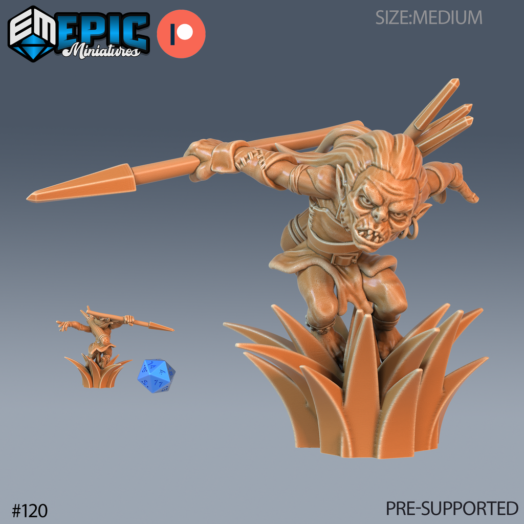 Figurine JDR Goblin Scout, éclaireur gobelin tenant une lance au-dessus de hautes herbes, avec une petite vue arrière.