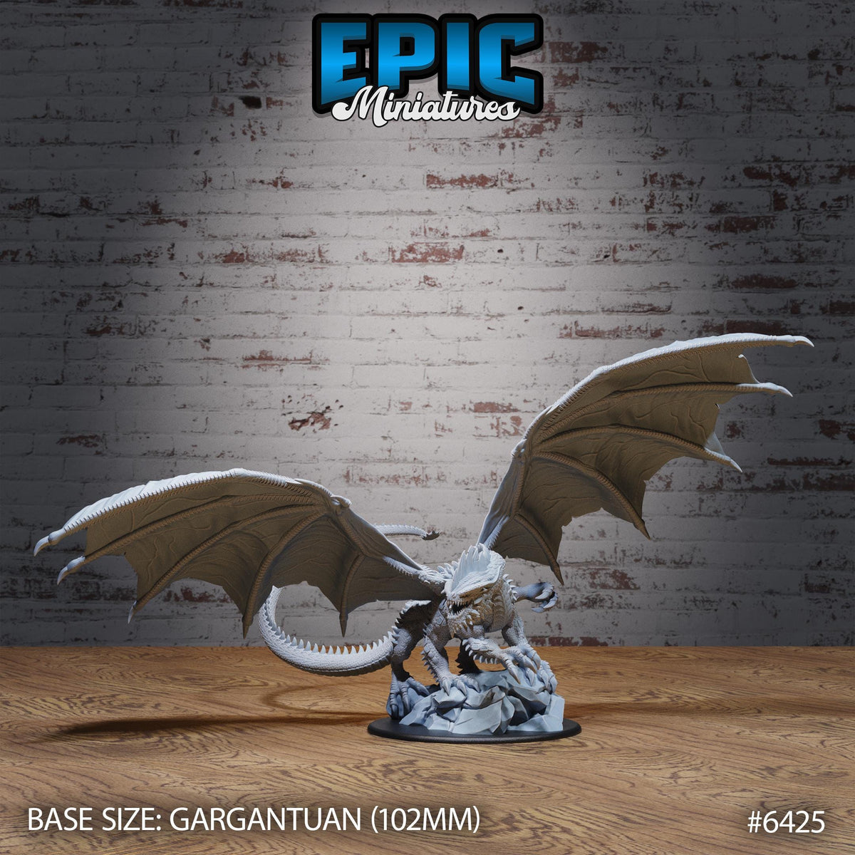Figurine JDR IO Dragon sur un socle rocheux, la gueule ouverte, les grandes ailes membraneuses déployées et la queue recourbée