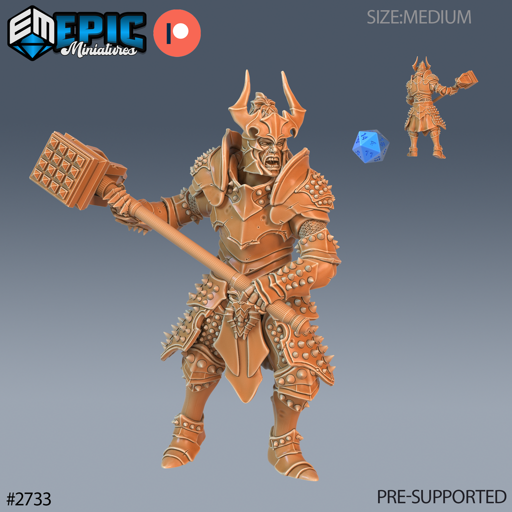 Narzugon Hammer, guerrier au casque cornu et à l’armure à pointes, tenant un grand marteau à deux mains en diagonale, vue de face avec une petite vue arrière