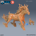 Nightmare Horse, cheval sans cavalier ni harnais, à la crinière, à la queue et aux sabots en forme de flammes, en mouvement, avec une petite vue arrière
