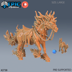 Nightmare Horse Mount, cheval infernal sellé sans cavalier, avec harnais à pointes, étriers et rênes en chaîne, crinière, queue et sabots en flammes, avec une petite vue arrière