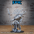 Figurine JDR Primus War Avatar, guerrier en armure avec longue lance, auréole mécanique et appendices dorsaux articulés, un pied sur un rocher