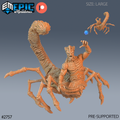 Scorpion Demon, créature au torse humanoïde et au corps de scorpion, avec des pattes articulées, une main griffue levée et une longue queue dressée, avec une petite vue arrière