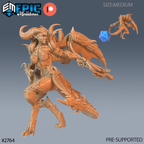 Succubus Empress Crossbow, impératrice succube cornue tenant une arbalète à une main, ailes membraneuses et queue à pointes, jambes fléchies, avec petite vue arrière