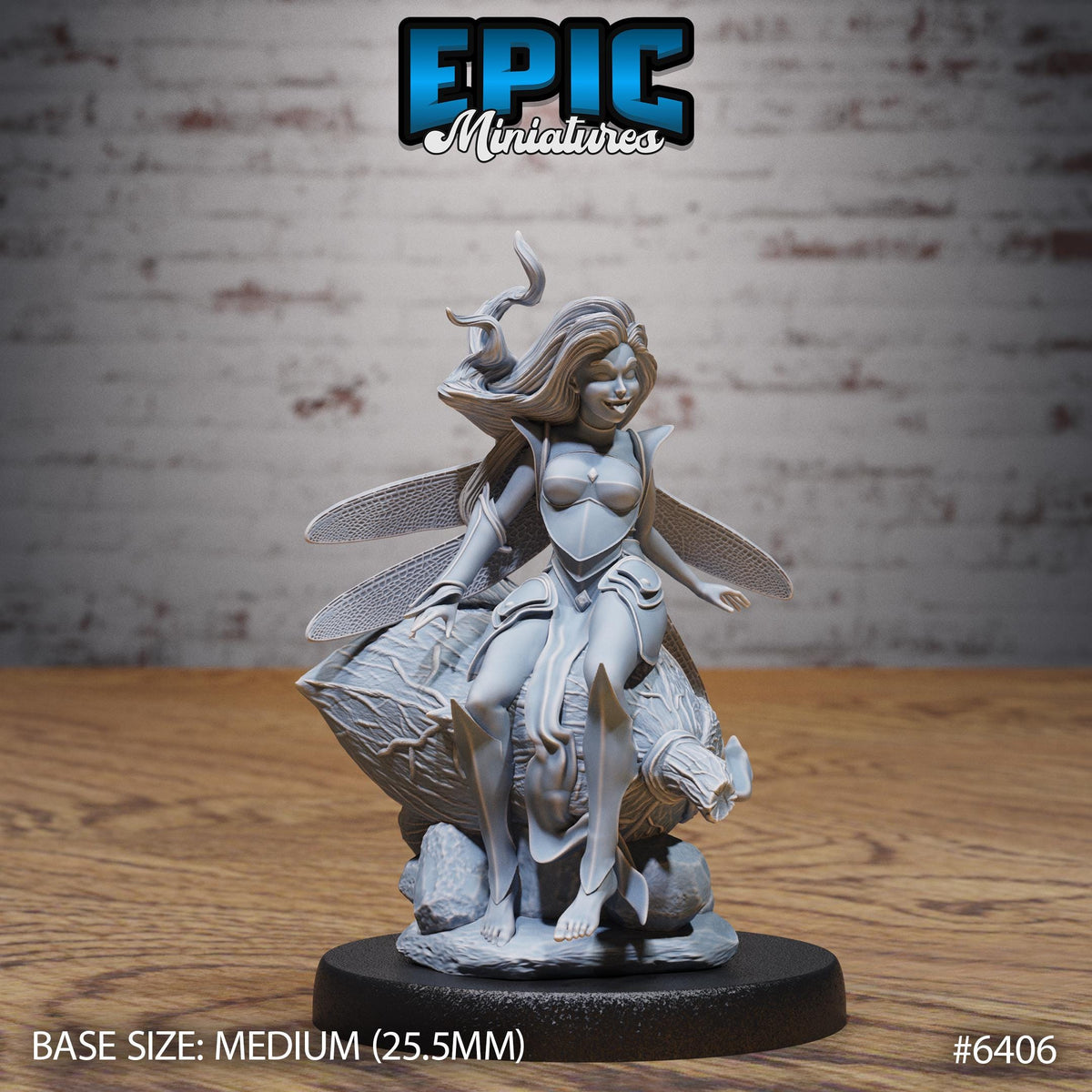 Figurine JDR Trikster Fey Mockery, fée souriante aux quatre ailes nervurées, assise sur une grande fleur entourée de pierres