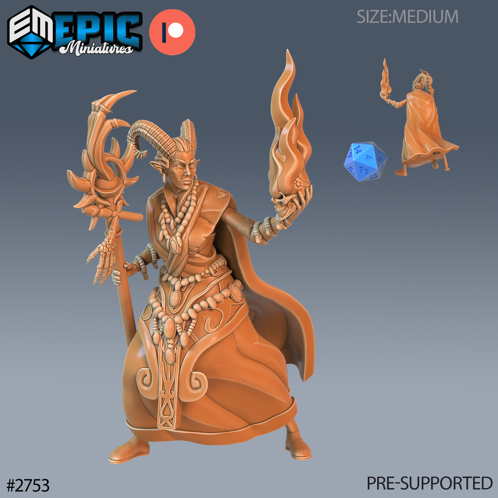 Warlock Tiefling Staff, lanceur de sorts cornu en longue robe, tenant un bâton orné et un crâne surmonté de flammes dans sa main ouverte, avec une petite vue arrière